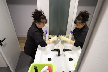 Una trabajadora doméstica realiza tareas