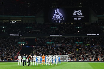 El recuerdo de Baldock en Wembley durante la previa del duelo entre Inglaterra y Grecia (Foto: Reuters/Toby Melville)