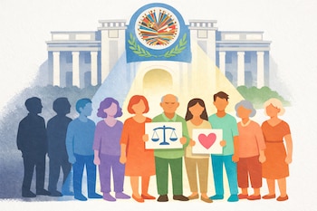 Ilustración de personas diversas, de jóvenes a mayores, saliendo de la sombra a la luz frente al edificio de la OEA, algunos sostienen pancartas de justicia y corazón.