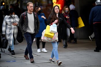 Personas caminan por Oxford Street