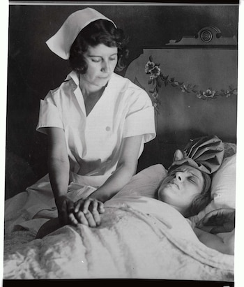 Aimee Semple McPherson en cama,