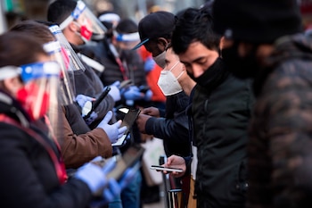 Ciudadanos reciben información mientras hacen