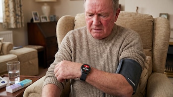Accesorios y tecnologías para medir la presión arterial en casa: cuáles son y cómo usarlos