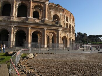 Adoquines frente al Coliseo en