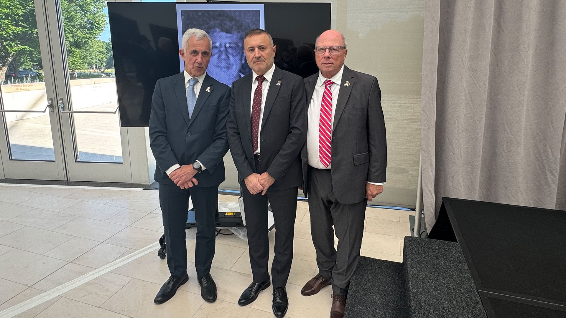 Osvaldo Armoza -presidente de la AMIA-, Daniel Pomeranz -director ejecutivo de la AMIA- y Mario Sobol, secretario General de la AMIA