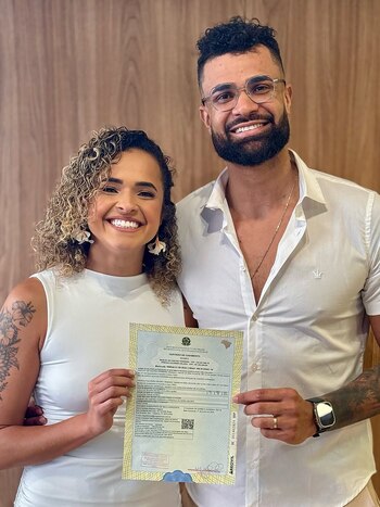 Heldes junto a su pareja,