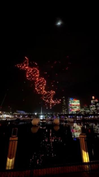 Varios drones caen en el Darling Harbour de Sídney tras un fallo en el espectáculo de luces