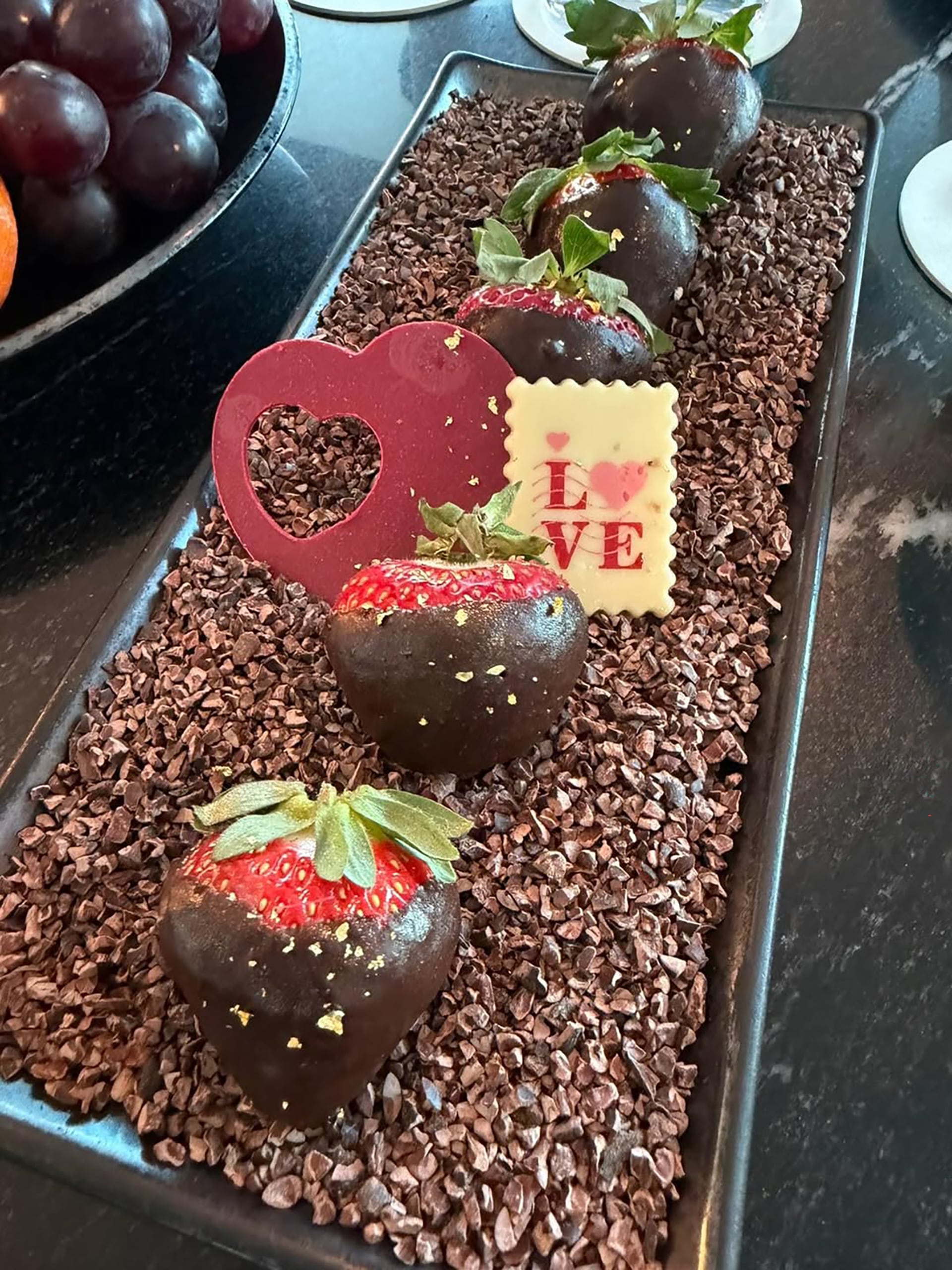 Antonela subió una foto de las frutillas bañadas en ganache de chocolate oscuro y la palabra 'LOVE'