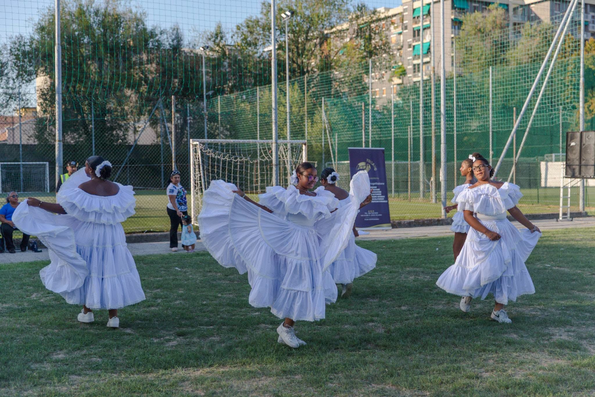 Los grupos de folclor llevaron bailes tradicionales al público que asistió a la actividad. (Foto cortesía
Asociación Cultural de Salvadoreños en Milán)