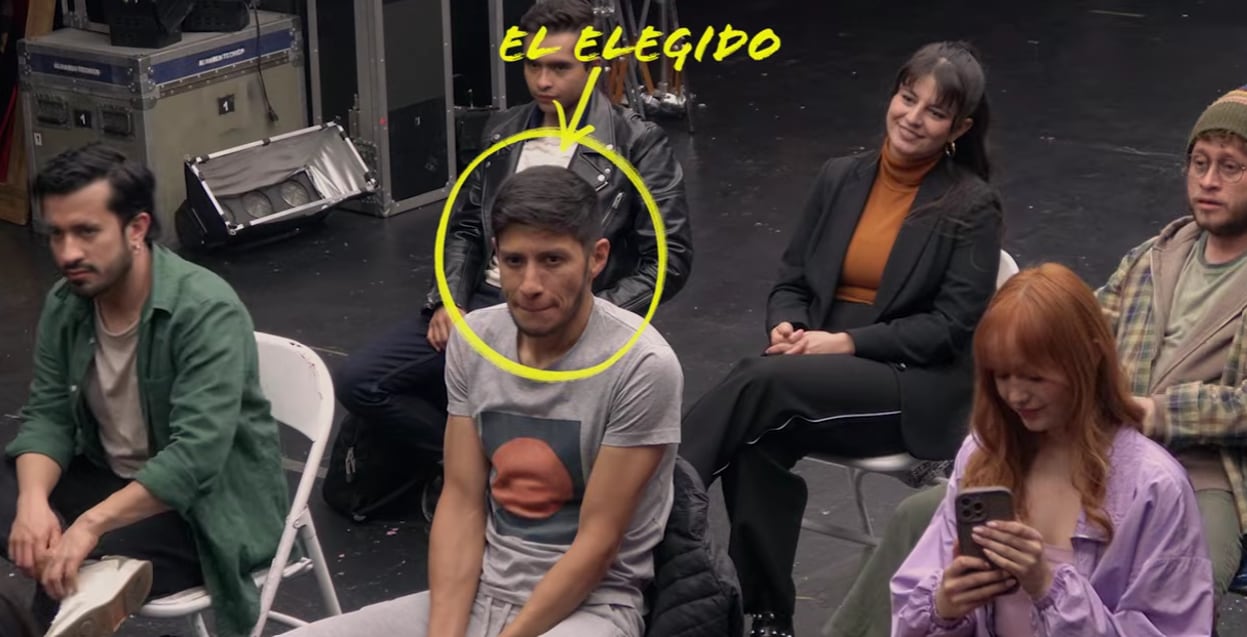 Lo que Diego interpreta como una segunda oportunidad profesional termina siendo una producción diseñada para ponerlo a prueba.
(Captura YouTube Prime Video Latinoamérica)