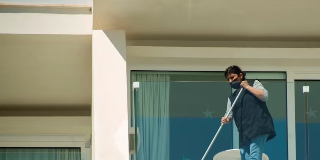 Una limpiadora habla abiertamente sobre su sueldo: “Una cerveza puede costar más de lo que yo cobro por limpiar una habitación” - Infobae