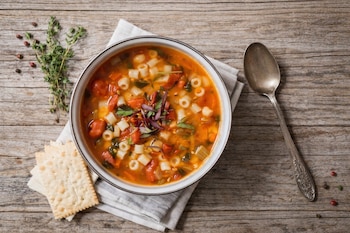 La sopa minestrone italiana es