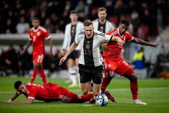 Miguel Araujo disputando el balón con Nico Schlotterbeck durante el amistoso entre Perú y Alemania del presente 2023. (Marvin Ibo Guengoer - GES Sportfoto/Getty Images)