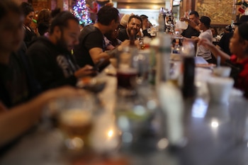 Cantinas permanecen operando mientras numerosos centros nocturnos tradicionales lucen cerrados o abandonados. REUTERS/Gustavo Graf