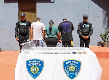 La Policía Nacional de la República Dominicana capturó a tres ciudadanos colombianos acusados de integrar una red de estafa contra comerciantes con falsas ofertas de financiamiento e inversión./ (Policía Nacional)