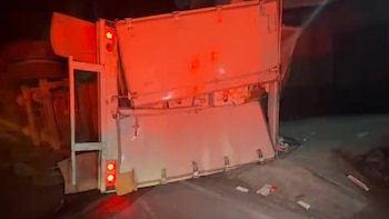 Vuelca tráiler con 20 toneladas