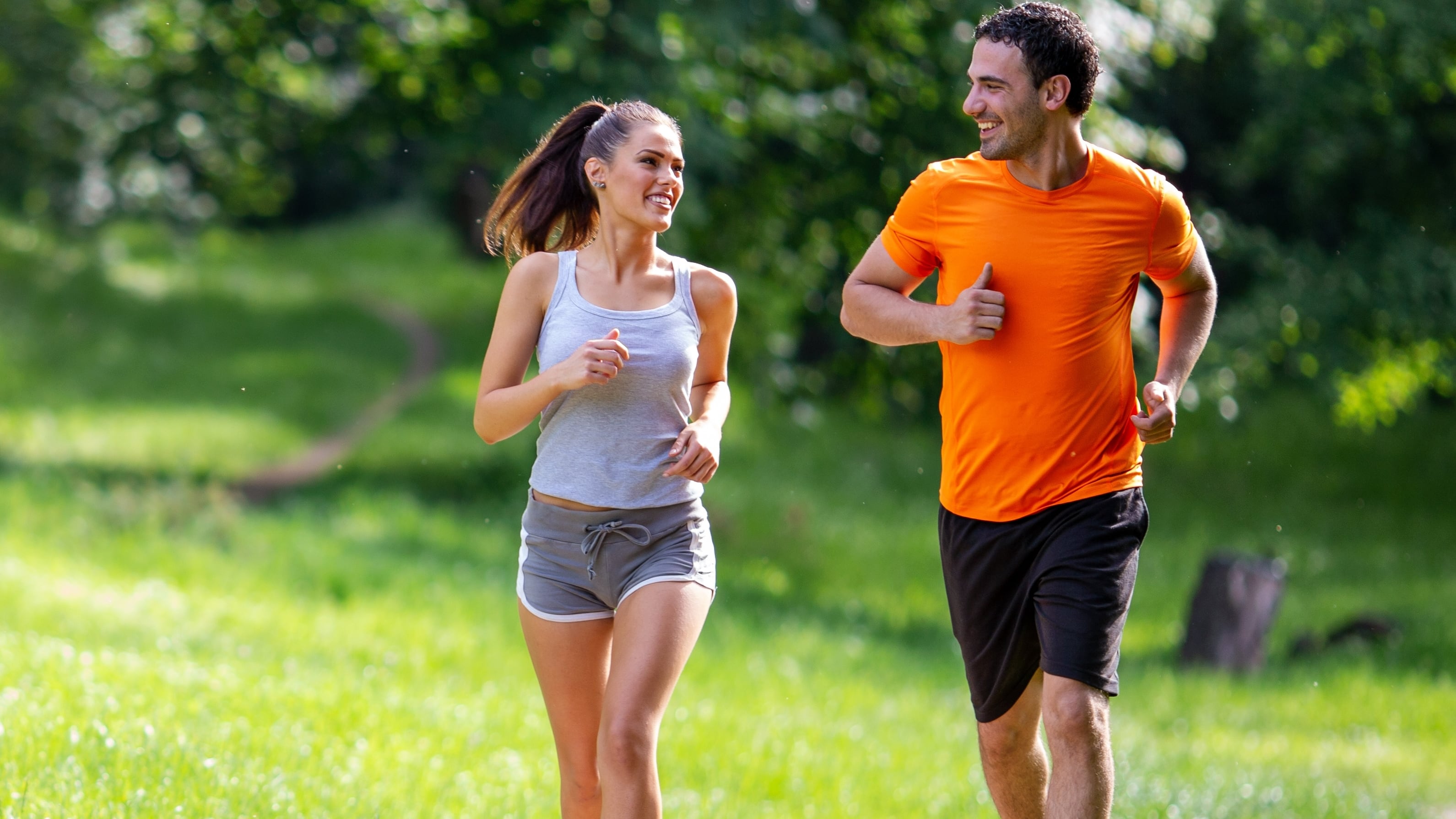 Una pareja corriendo por el parque (AdobeStock)