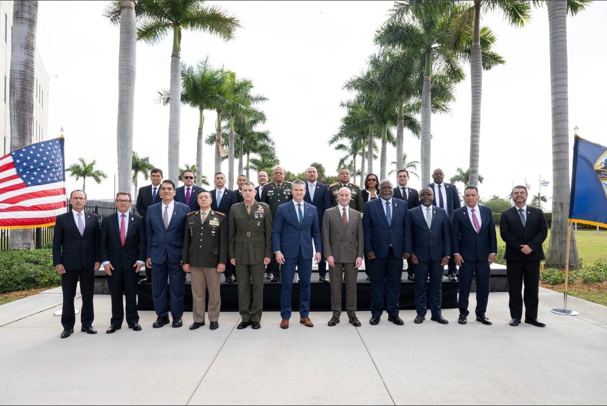 El ministro de Defensa, Carlos Presti, junto a el secretario de Defensa estadounidense, Pete Hegseth, y funcionarios de toda la región, en la sede del Comando Sur de los Estados Unidos, en Doral, Florida