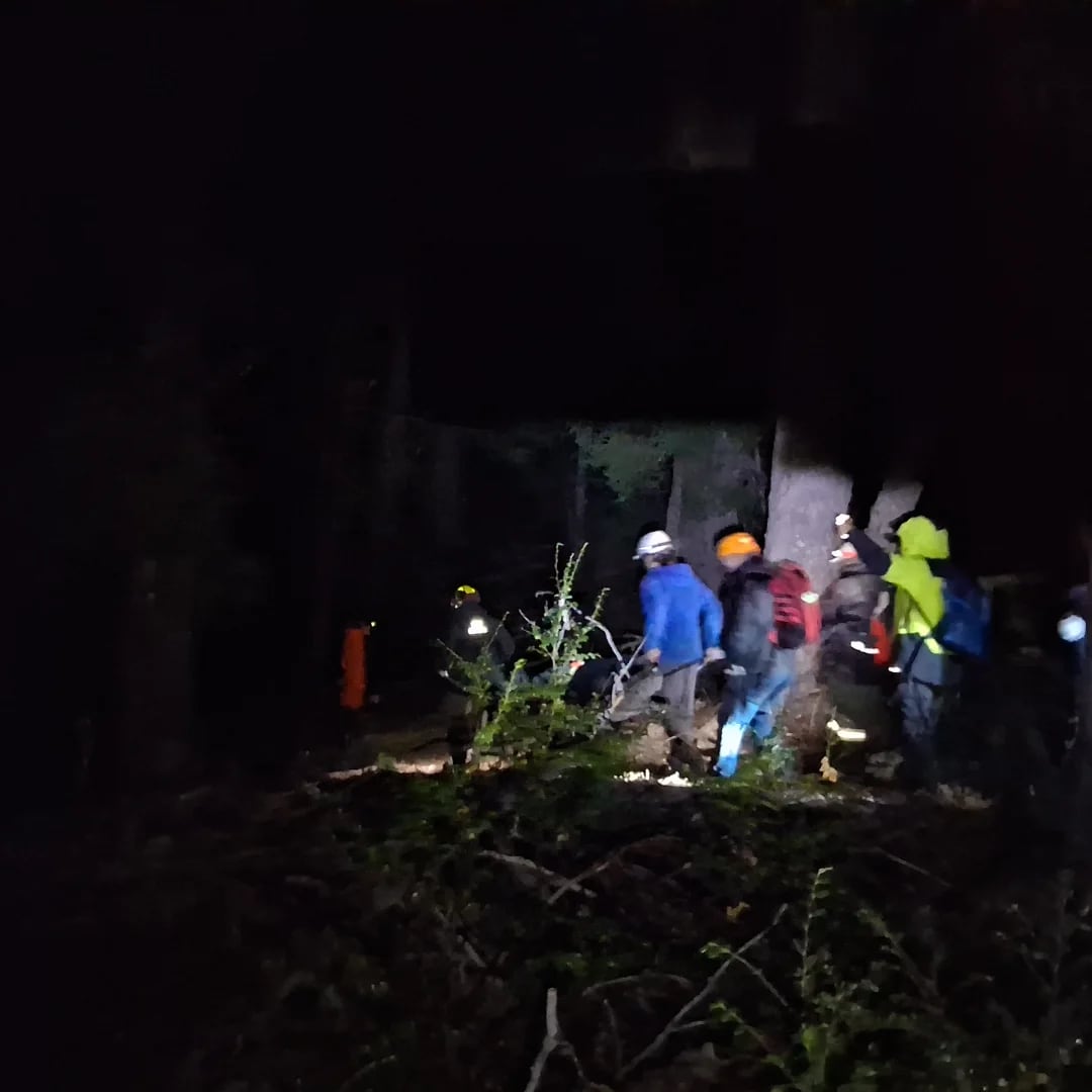 El operativo de evacuación en Nahuel Huapi se extendió hasta la noche por la dificultad del terreno y la atención a otros turistas afectados
