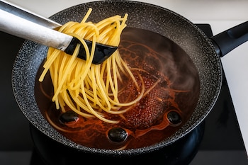 La pasta debe cocinarse entre ocho y 10 minutos en la mezcla de caldo, agua y vino tinto hasta que la salsa se reduzca y quede al dente - crédito Imagen Ilustrativa Infobae