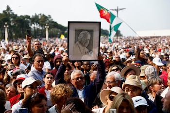 Personas se reúnen el día