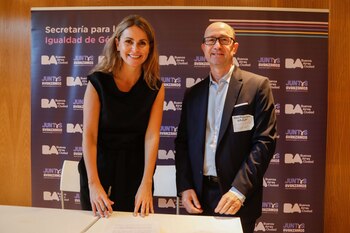 La secretaria Bircher junto a