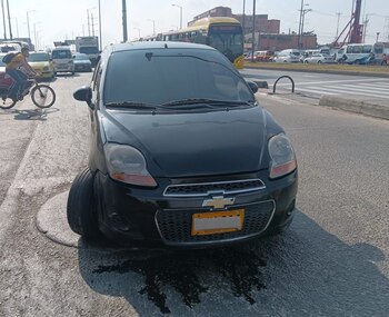 Se presenta vehículo varado tipo automóvil en la localidad de Ciudad Bolívar, en la Autopista Sur con calle 63 Sur, sentido Occidente - Oriente - crédito @BogotaTransito / X