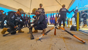 El decomiso incluyó 20 fusiles AK 47, 12 carabinas, una ametralladora M60, un rifle Barre calibre 0.50 y munición, según la Fiscalía General de la República. (Foto: FGR)