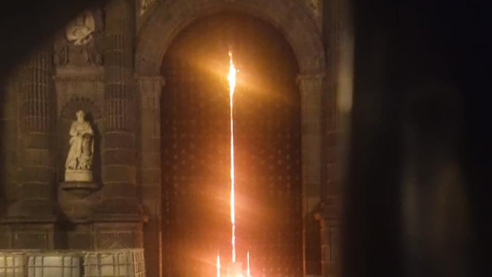 Gobierno de Puebla condena quema de la puerta de la Catedral