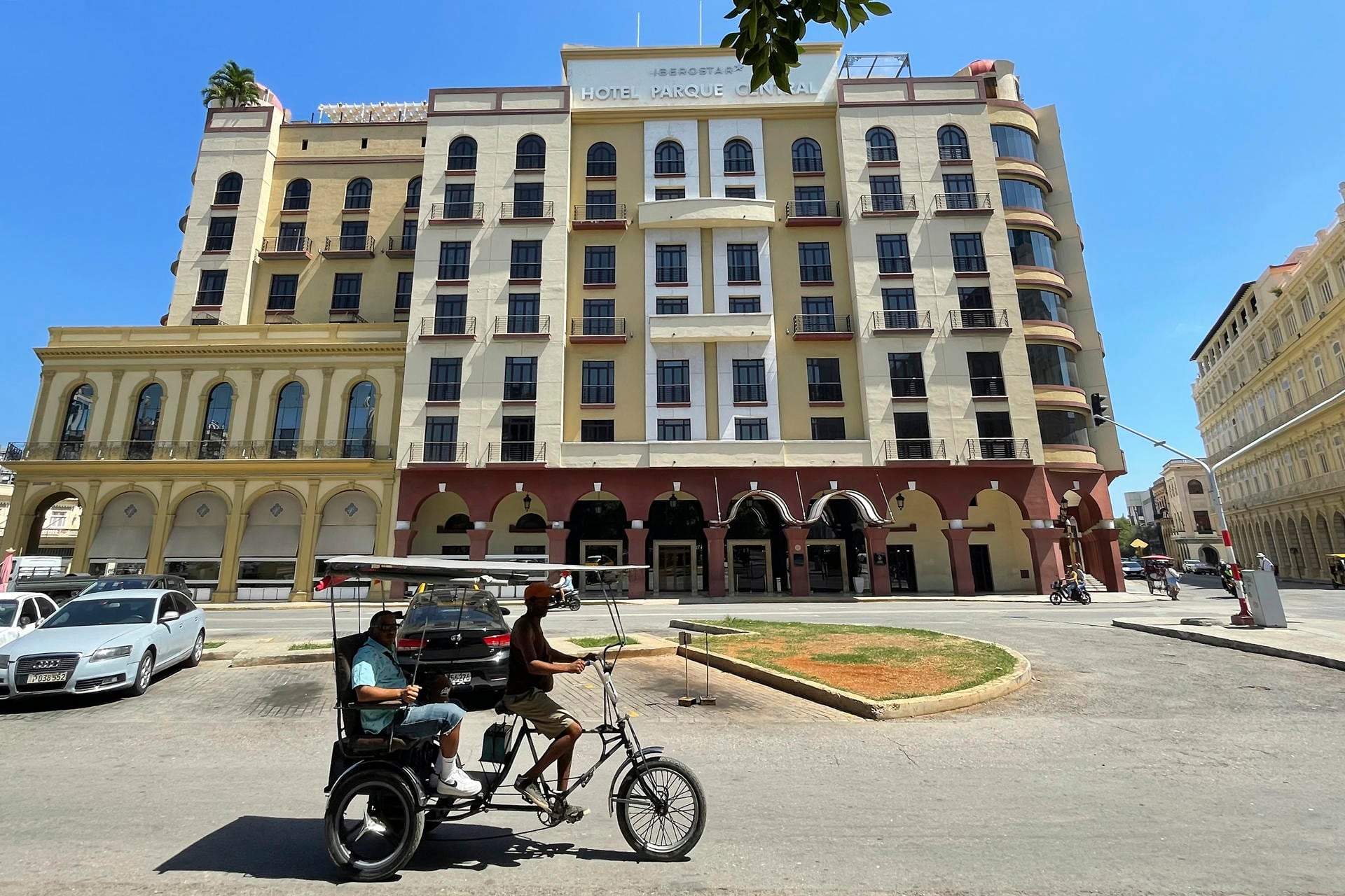 Personas transitan frente a un hotel de la cadena hotelera española Iberostar este miércoles, en La Habana (Cuba) (EFE/ Ernesto Mastrascusa)