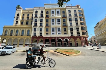 Personas transitan frente a un hotel de la cadena hotelera española Iberostar este miércoles, en La Habana (Cuba) (EFE/ Ernesto Mastrascusa)