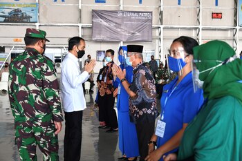 El presidente de Indonesia, Joko Widodo, se reúne con las familias de los miembros de la tripulación del submarino hundido KRI Nanggala-402 en una base aérea de la marina en Sidoarjo, provincia de Java Oriental, Indonesia, el 29 de abril de 2021. Laily Rachev / Cortesía del Palacio Presidencial de Indonesia / Folleto vía REUTERS