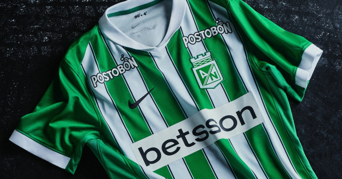 La nueva camiseta de Atlético Nacional conserva los bastones tradicionales y los colores blanco y verde - crédito Nike