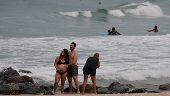 Una mujer embarazada junto a