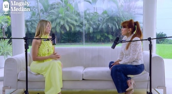 Dos mujeres sentadas en un sofá blanco frente a micrófonos. Detrás, una ventana con vista a un jardín. En la esquina superior, el logo "Magaly Medina Podcast"