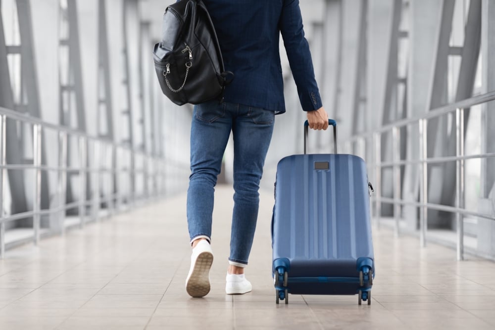 Hombre en un aeropuerto (Shutterstock).