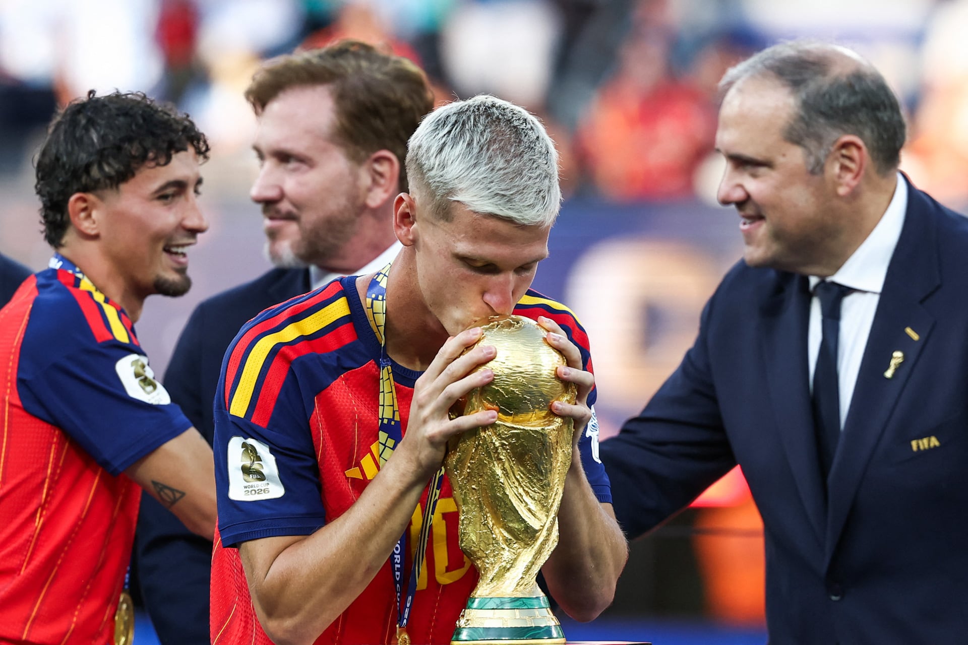 Dani Olmo besa la Copa del Mundo. (Frank Fife/AFP)