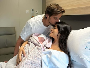 Marta Lozano y su pareja, Lorenzo Remohi, junto a su pequeña en el hospital (Instagram / @martalozanop)