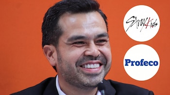 Un hombre sonriente con barba, con un fondo naranja. En la esquina superior derecha, dos círculos blancos muestran los logos de Stray Kids y Profeco.