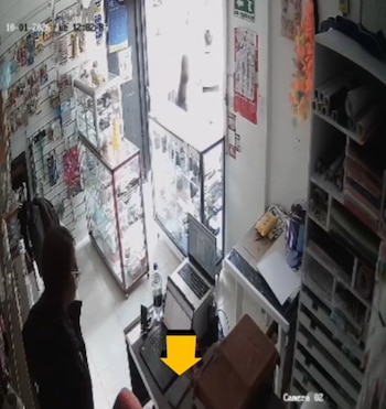 Varios comerciantes del sector informaron que sufrieron hurtos bajo la misma modalidad durante esa jornada - crédito Captura de video