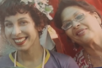 Alainne con su mamá Dora