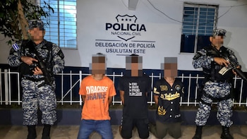Detienen en el oriente de El Salvador a tres hombres acusados de intimidar a vendedores con una escopeta