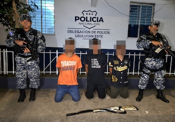 La PNC detuvo a tres hombres en Usulután por intimidar a vendedores ambulantes con una escopeta bajo el Plan Control Territorial. (Foto cortesía PNC)