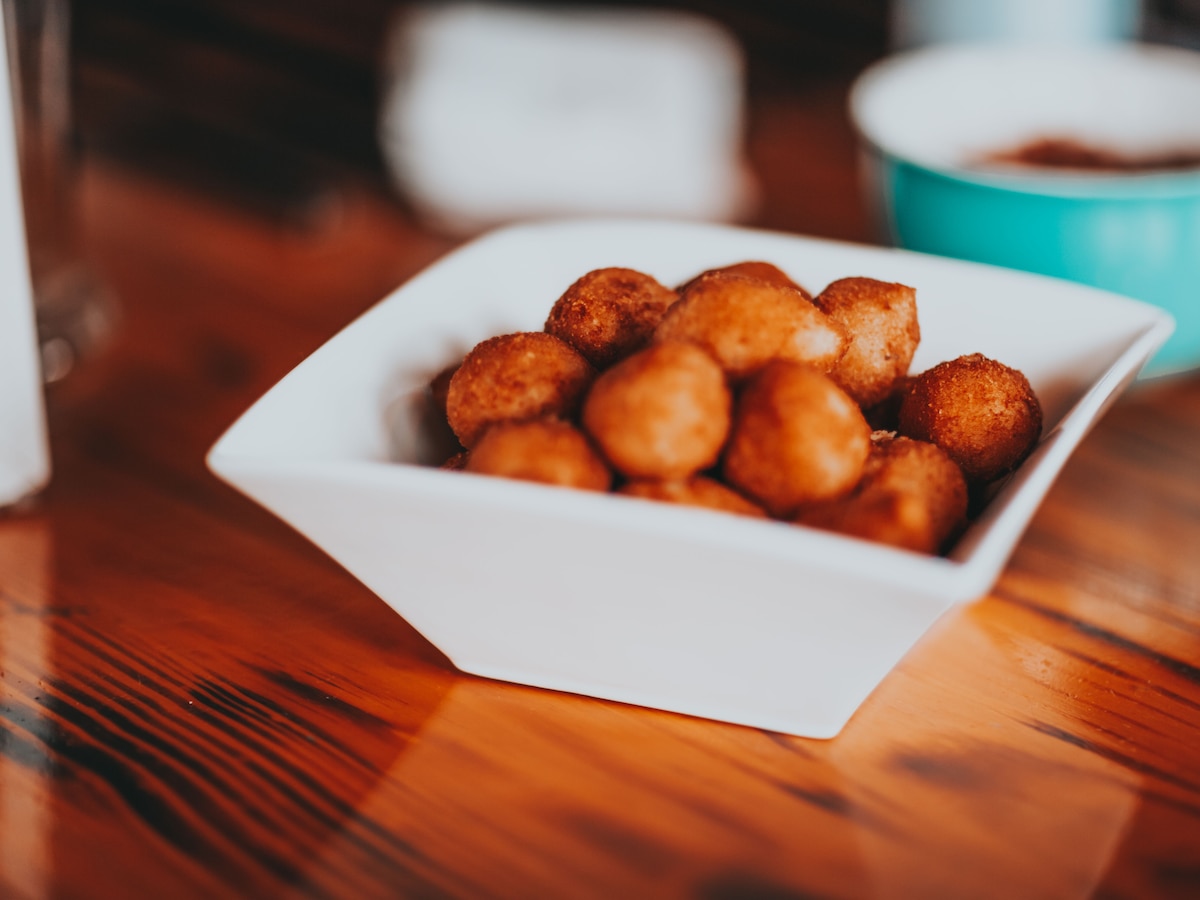 Receta de palomitas de queso, unas bolitas crujientes con un interior fundente y delicioso