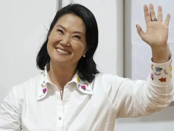 Fujimori mencionó que actualmente está “casada con el Perú” y relató que su divorcio con Mark Vito fue una decisión tomada para proteger su amistad y el bienestar de sus hijas, señalando que mantienen una buena relación familiar