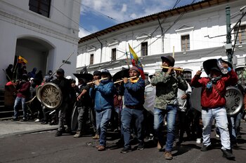 Manifestantes indígenas tocan instrumentos tradicionales