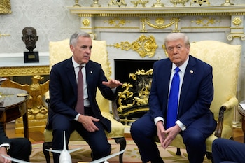 El presidente de Estados Unidos, Donald Trump, junto al primer ministro canadiense, Mark Carney, en la Oficina Oval, en octubre pasado (Adrian Wyld/The Canadian Press vía AP, Archivo)