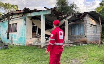 Un miembro de la Cruz Roja Panameña observa una residencia que fue afectada por el terremoto del 9 de octubre en Panamá. (Cruz Roja)