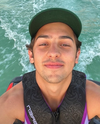 Tony tiene 20 años y