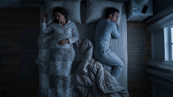 Dormir boca arriba o boca abajo: cuál es la mejor postura y cómo obtener un sueño reparador